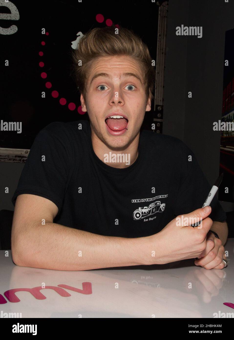 Luke Hemmings di 5 secondi di Summer firma a HMV Oxford Circus a Londra. Foto Stock