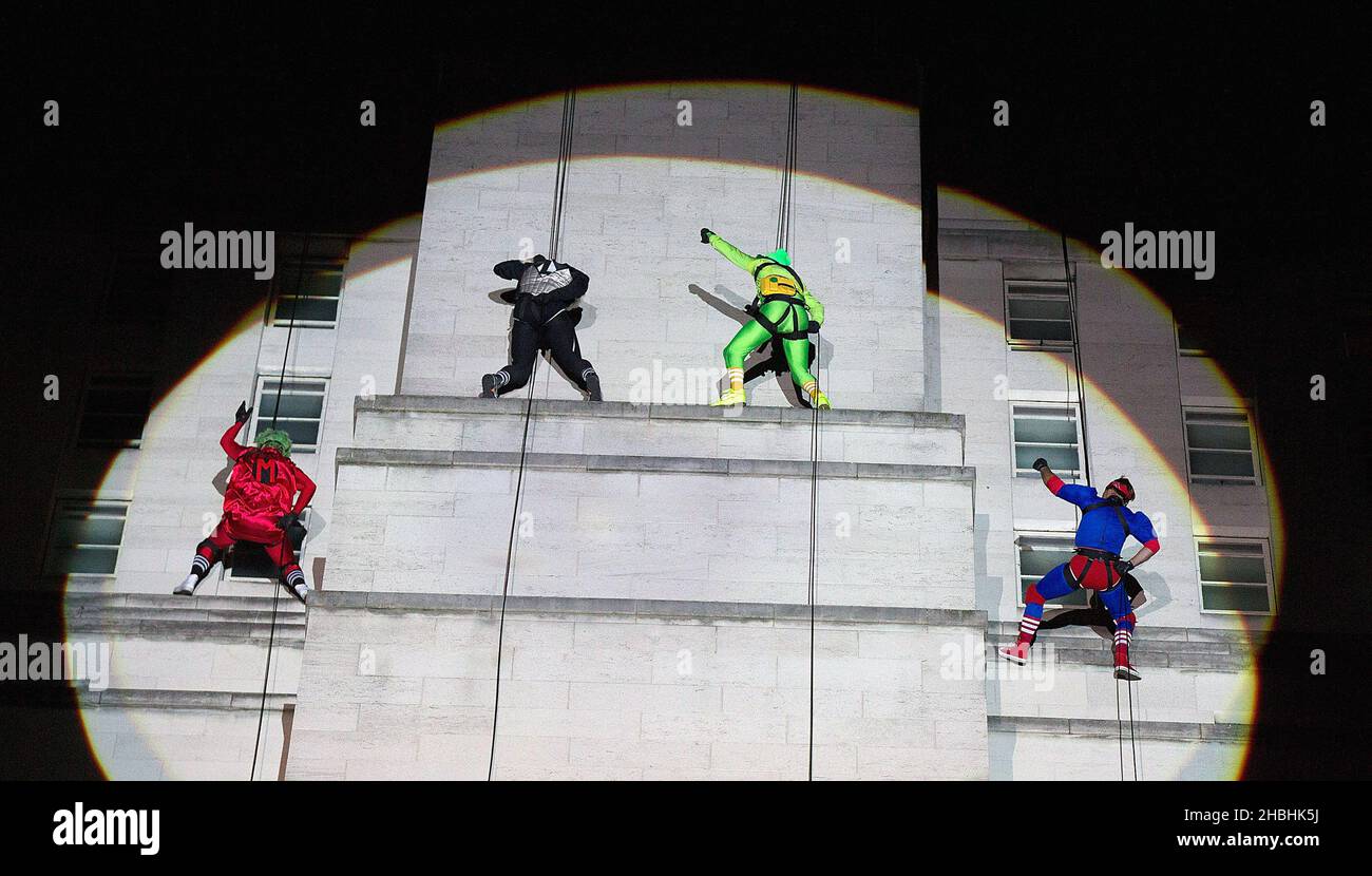 ESCLUSIVO - 5 secondi del flusso di google di tarda notte dell'estate è tagliato corto poichè sono informati i depositi di record hanno bisogno urgentemente di più azione alla mattina. I 5SOS personaggi dei supereroi sono venuti in soccorso e sono stati avvistati la scorsa notte in discesa lungo un punto di riferimento a Londra per ottenere copie del loro album di debutto nei negozi che devono riordinare altre scorte mentre l'album '5 Seconds of Summer' vola fuori dagli scaffali. 5SOS ha confermato che le scale e gli ascensori sono ufficialmente fuori moda e l'unico modo per lasciare un edificio è quello di abbellire fuori dalla finestra. A Londra. Foto Stock