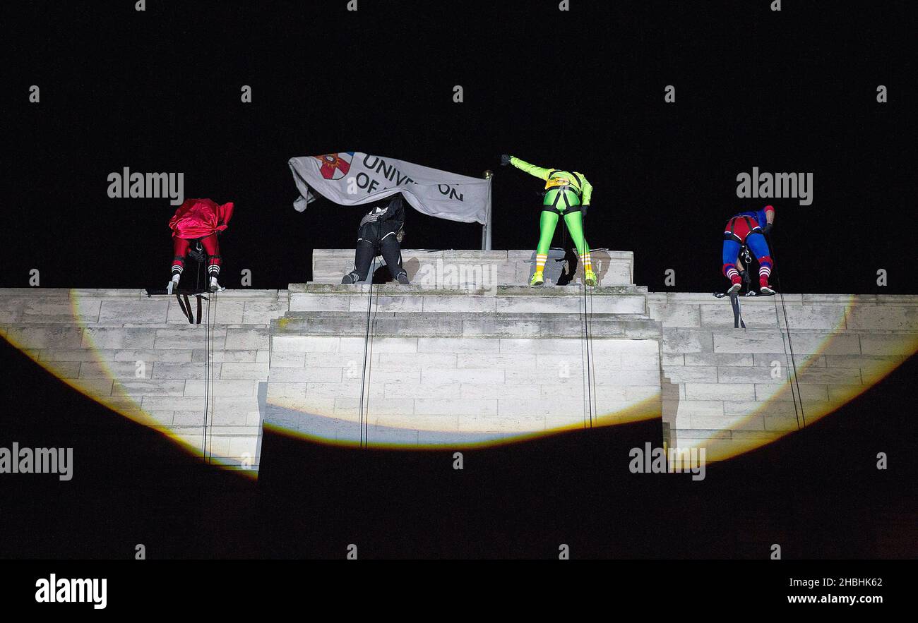 ESCLUSIVO - 5 secondi del flusso di google di tarda notte dell'estate è tagliato corto poichè sono informati i depositi di record hanno bisogno urgentemente di più azione alla mattina. I 5SOS personaggi dei supereroi sono venuti in soccorso e sono stati avvistati la scorsa notte in discesa lungo un punto di riferimento a Londra per ottenere copie del loro album di debutto nei negozi che devono riordinare altre scorte mentre l'album '5 Seconds of Summer' vola fuori dagli scaffali. 5SOS ha confermato che le scale e gli ascensori sono ufficialmente fuori moda e l'unico modo per lasciare un edificio è quello di abbellire fuori dalla finestra. A Londra. Foto Stock