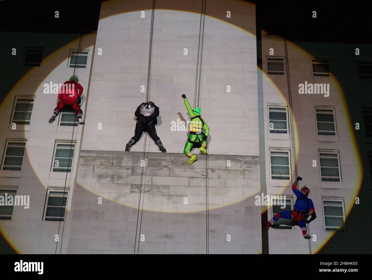 ESCLUSIVO - 5 secondi del flusso di google di tarda notte dell'estate è tagliato corto poichè sono informati i depositi di record hanno bisogno urgentemente di più azione alla mattina. I 5SOS personaggi dei supereroi sono venuti in soccorso e sono stati avvistati la scorsa notte in discesa lungo un punto di riferimento a Londra per ottenere copie del loro album di debutto nei negozi che devono riordinare altre scorte mentre l'album '5 Seconds of Summer' vola fuori dagli scaffali. 5SOS ha confermato che le scale e gli ascensori sono ufficialmente fuori moda e l'unico modo per lasciare un edificio è quello di abbellire fuori dalla finestra. A Londra. Foto Stock