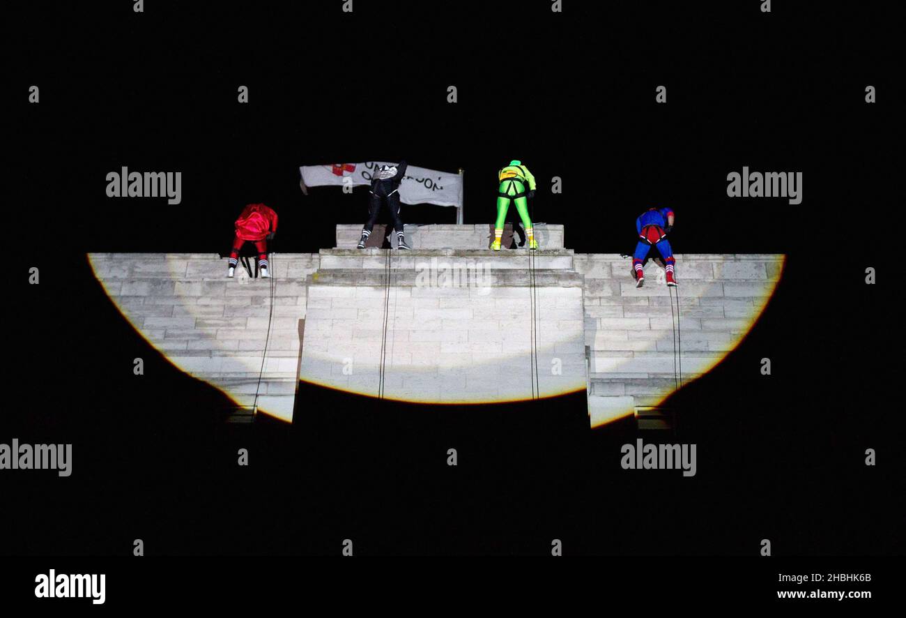 ESCLUSIVO - 5 secondi del flusso di google di tarda notte dell'estate è tagliato corto poichè sono informati i depositi di record hanno bisogno urgentemente di più azione alla mattina. I 5SOS personaggi dei supereroi sono venuti in soccorso e sono stati avvistati la scorsa notte in discesa lungo un punto di riferimento a Londra per ottenere copie del loro album di debutto nei negozi che devono riordinare altre scorte mentre l'album '5 Seconds of Summer' vola fuori dagli scaffali. 5SOS ha confermato che le scale e gli ascensori sono ufficialmente fuori moda e l'unico modo per lasciare un edificio è quello di abbellire fuori dalla finestra. A Londra. Foto Stock