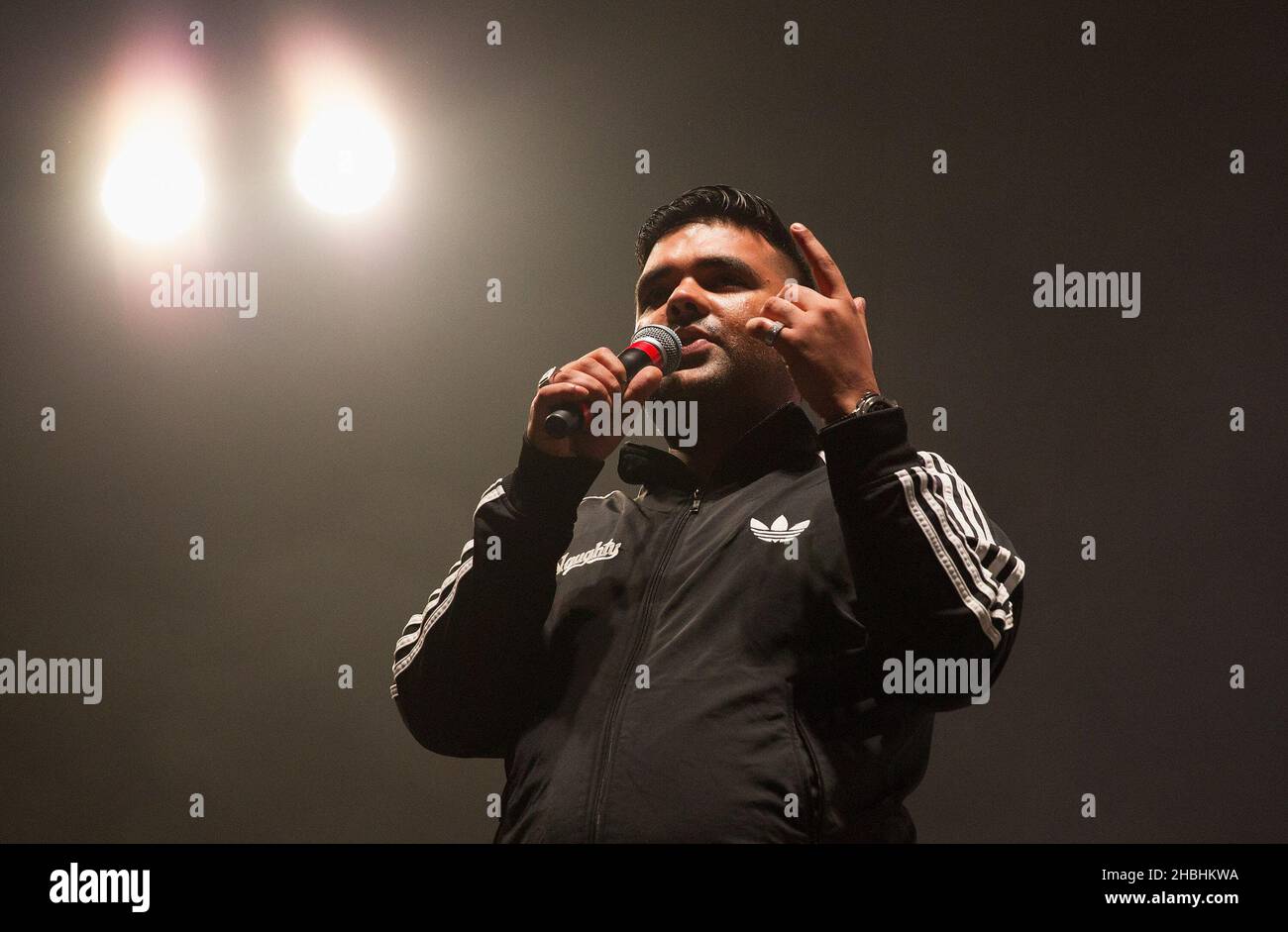 Naughty Boy parla sul palco al Rock Assembly alla Wembley Arena di Londra. Foto Stock