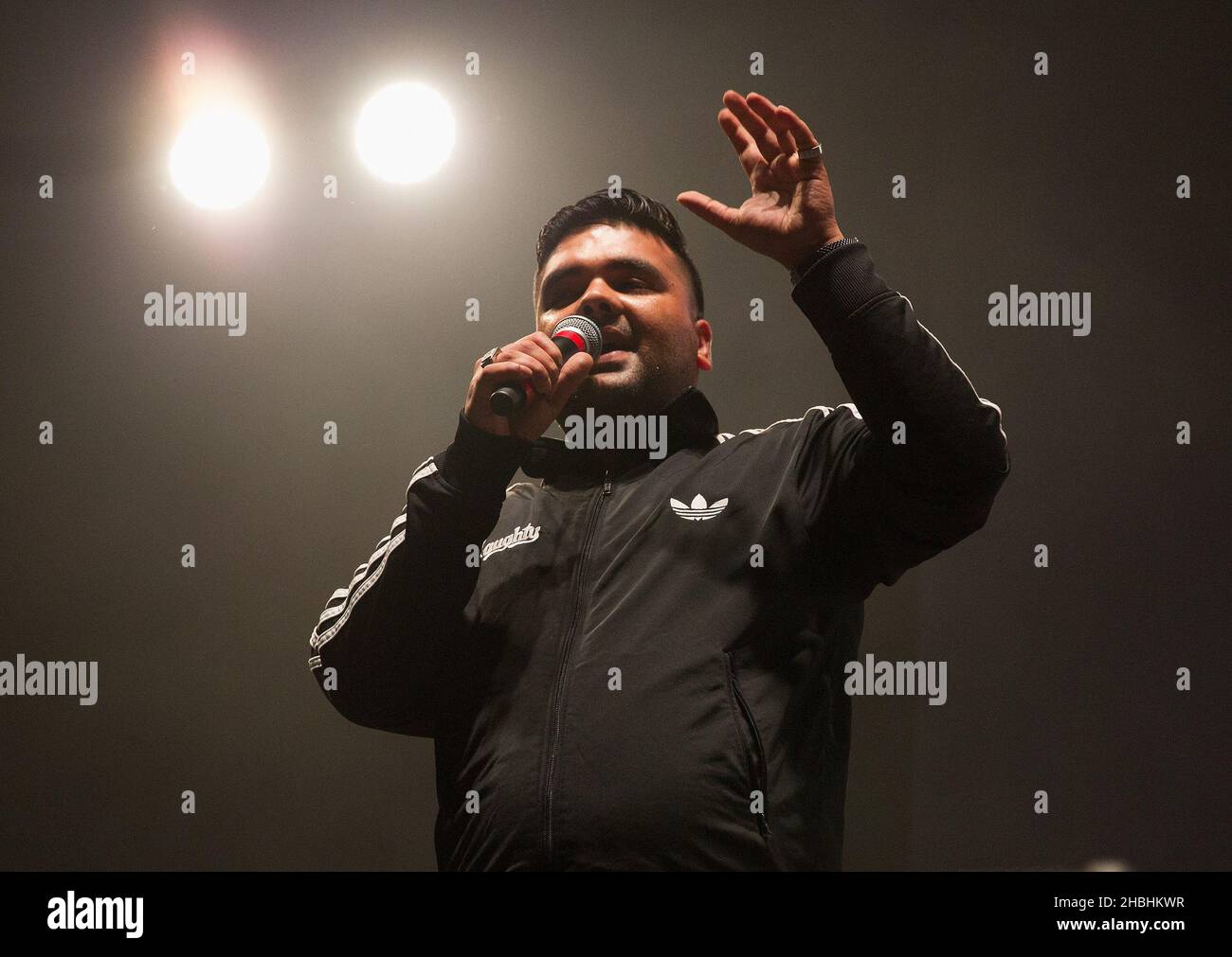 Naughty Boy parla sul palco al Rock Assembly alla Wembley Arena di Londra. Foto Stock