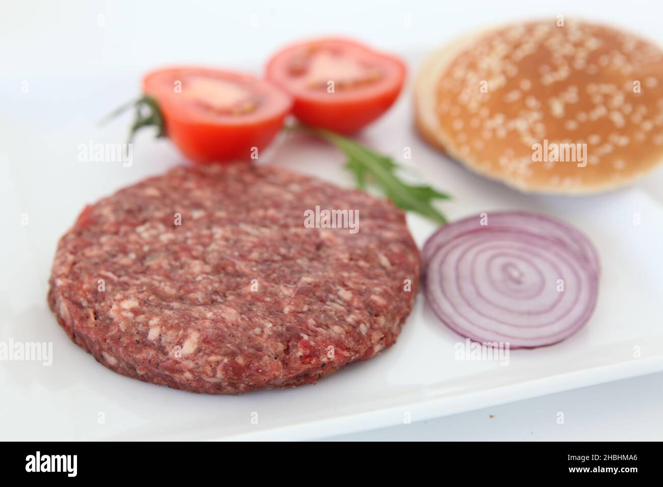 Tortino di hamburger crudo Foto Stock