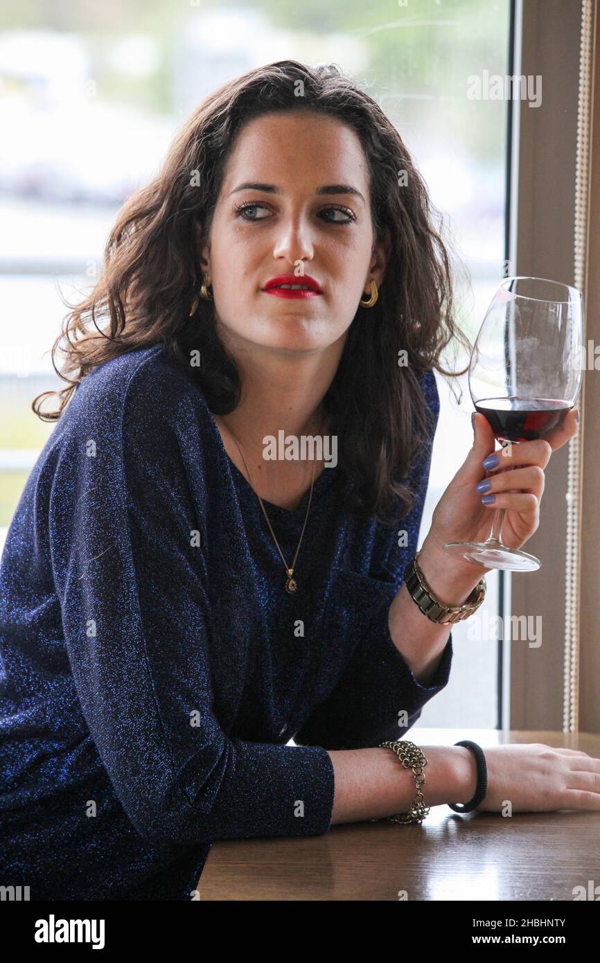 Giovane donna bevande Vino rosso Foto Stock