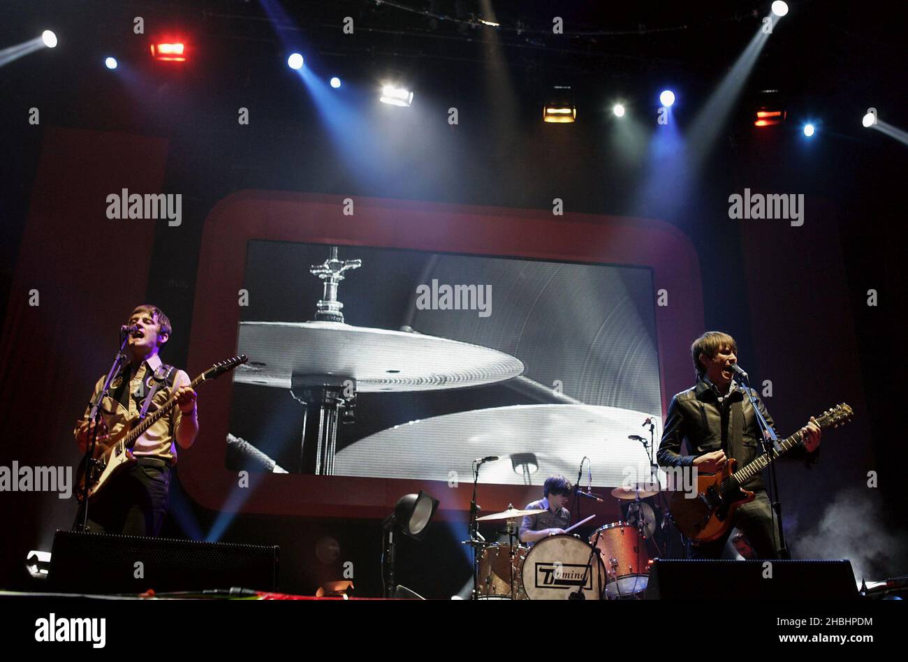 La band scozzese Franz Ferdinand si esibirà sul palco e terminerà il suo tour in Gran Bretagna con il suo secondo album, presso l'Alexandra Palace il 30 novembre 2005 a Londra. Foto Stock