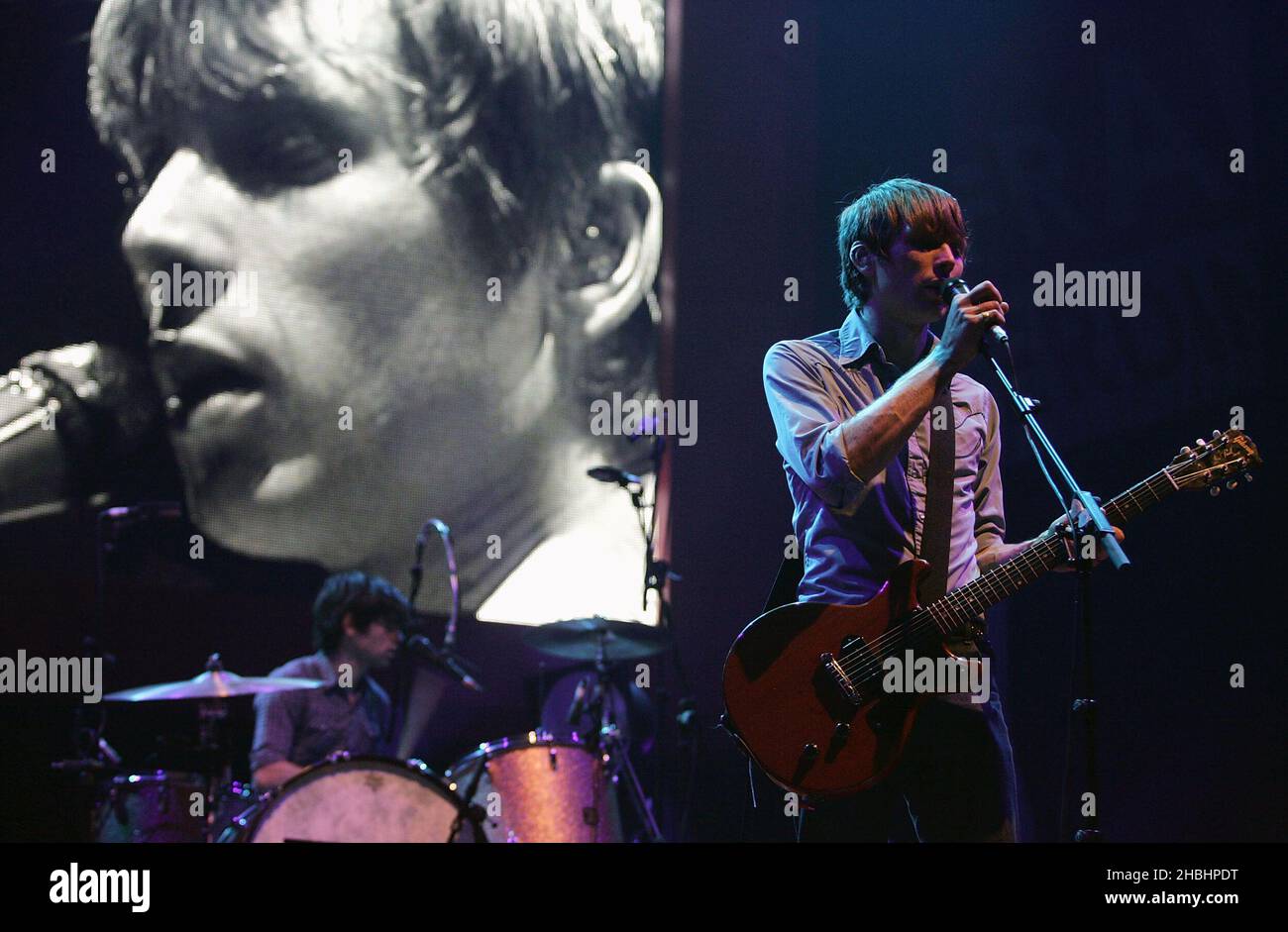 La band scozzese Franz Ferdinand si esibirà sul palco e terminerà il suo tour in Gran Bretagna con il suo secondo album, presso l'Alexandra Palace il 30 novembre 2005 a Londra. Foto Stock