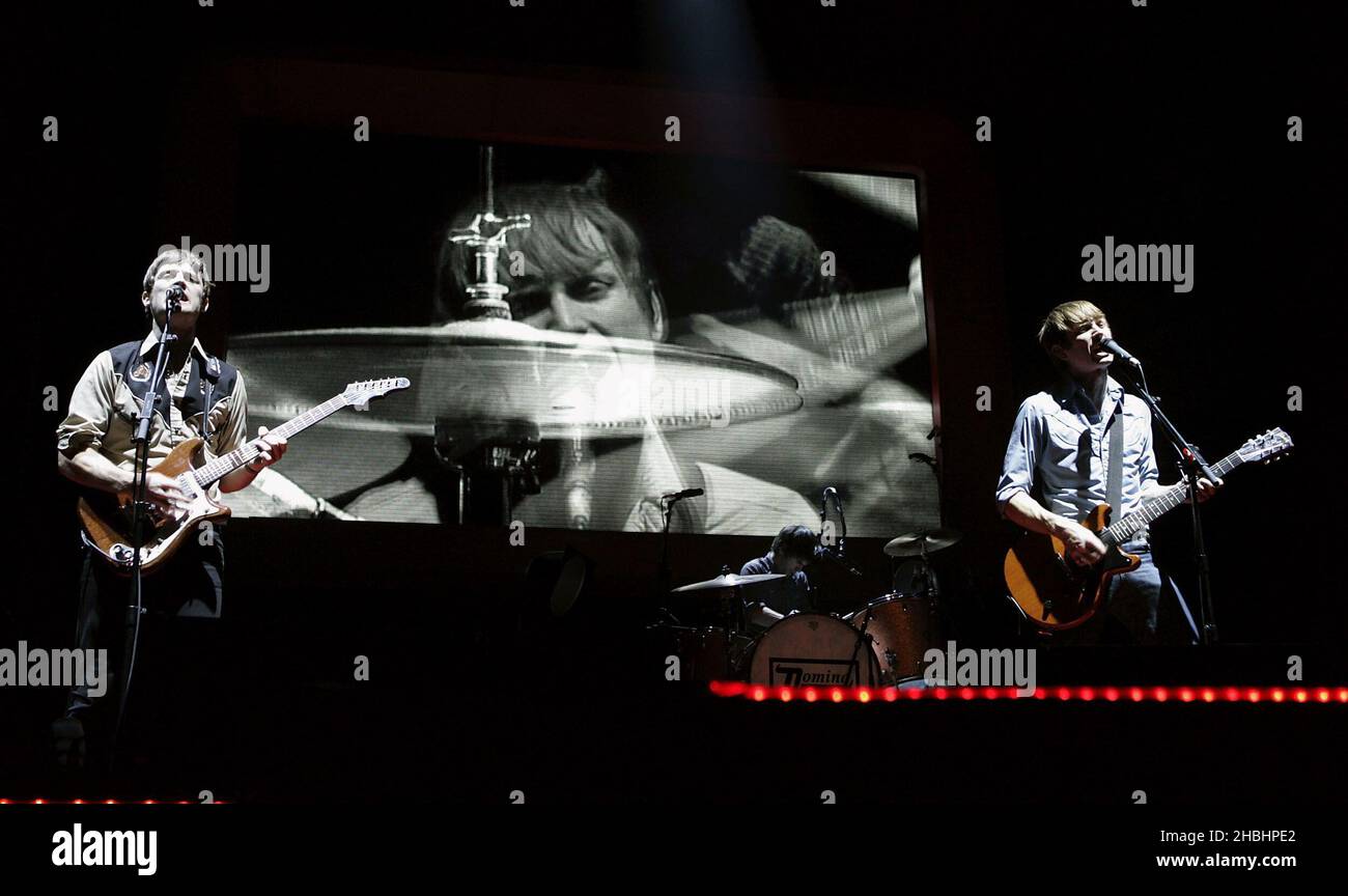 La band scozzese Franz Ferdinand si esibirà sul palco e terminerà il suo tour in Gran Bretagna con il suo secondo album, presso l'Alexandra Palace il 30 novembre 2005 a Londra. Foto Stock