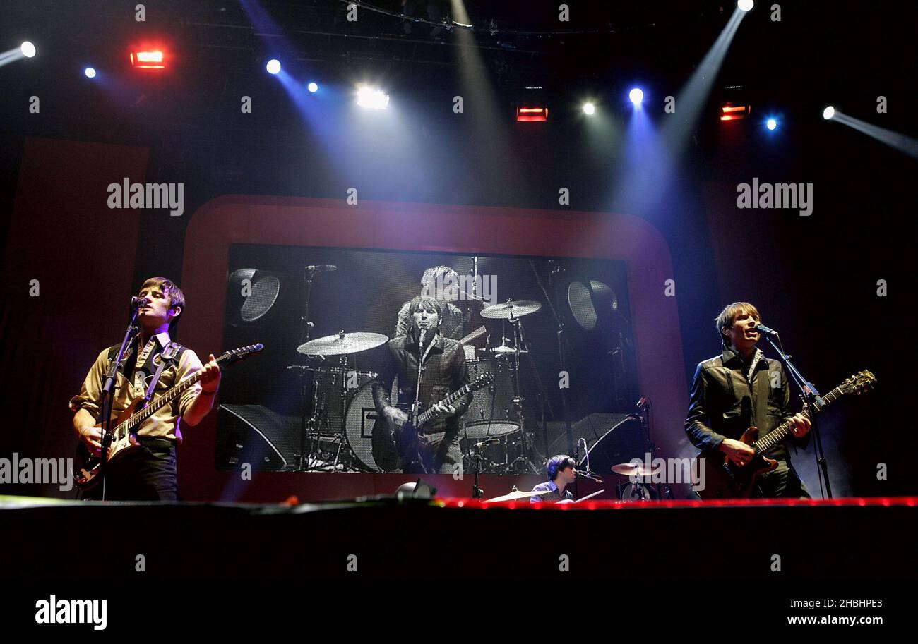 La band scozzese Franz Ferdinand si esibirà sul palco e terminerà il suo tour in Gran Bretagna con il suo secondo album, presso l'Alexandra Palace il 30 novembre 2005 a Londra. Foto Stock
