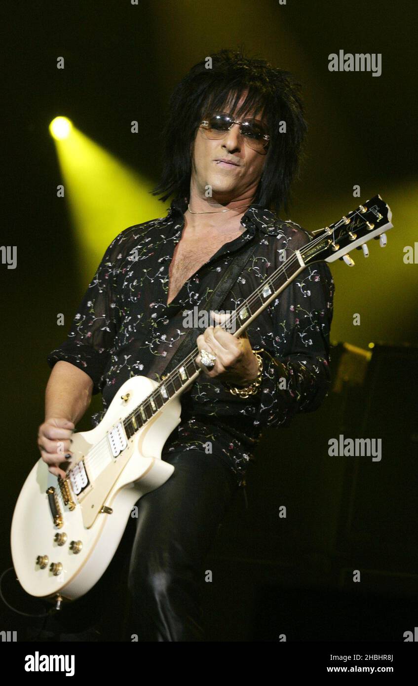 Billy Idol con Steve Stevens il leggendario chitarrista suona dal vivo sul palco presso la Carling Academy di Brixton a Londra il 11 novembre 2005. Foto Stock