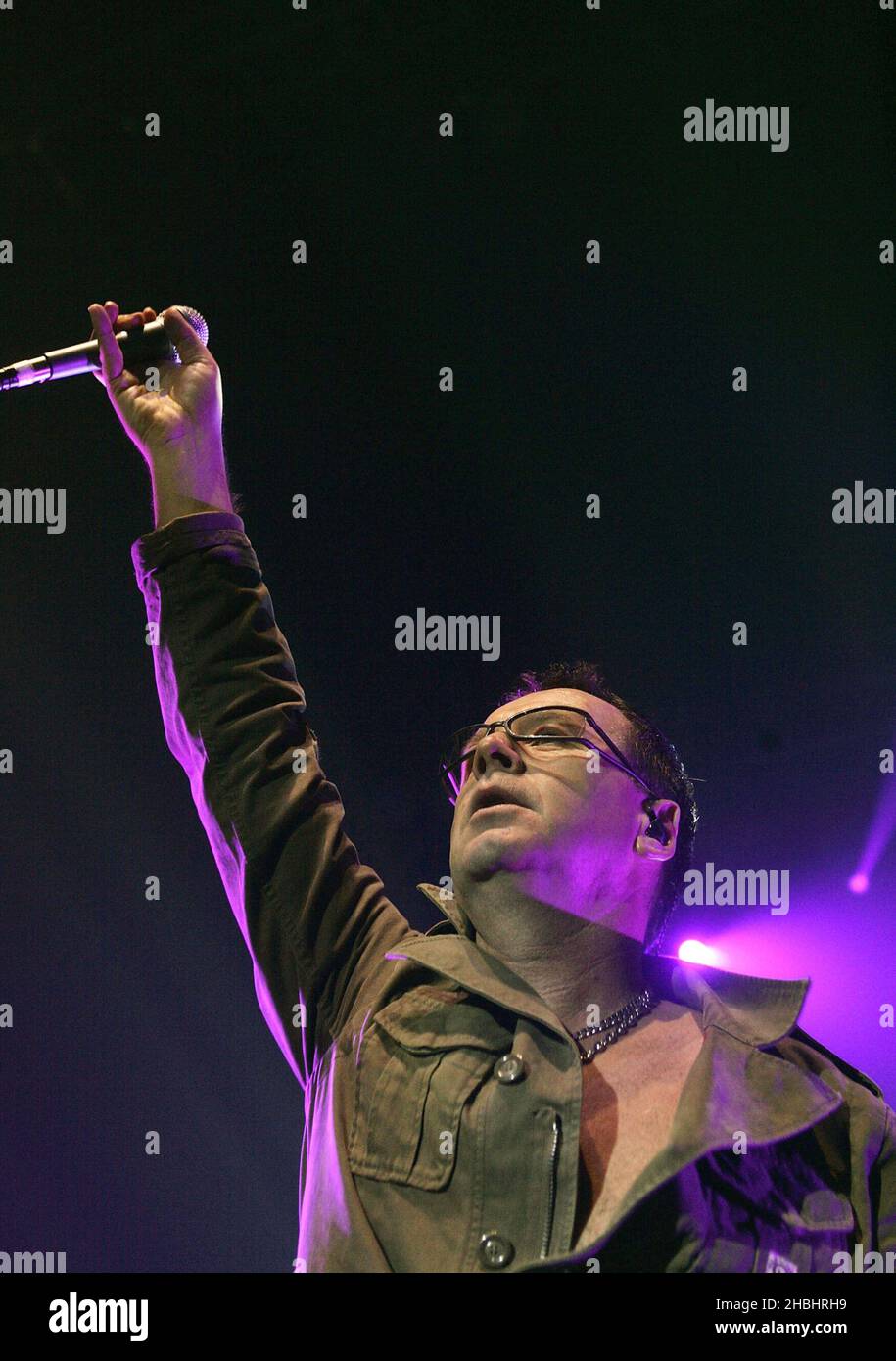 Jim Kerr del gruppo pop-rock scozzese Simple Minds esibisce dal vivo sul palco il loro ultimo album "Black & White 050505" all'Astoria il 13 febbraio 2006 a Londra. Foto Stock