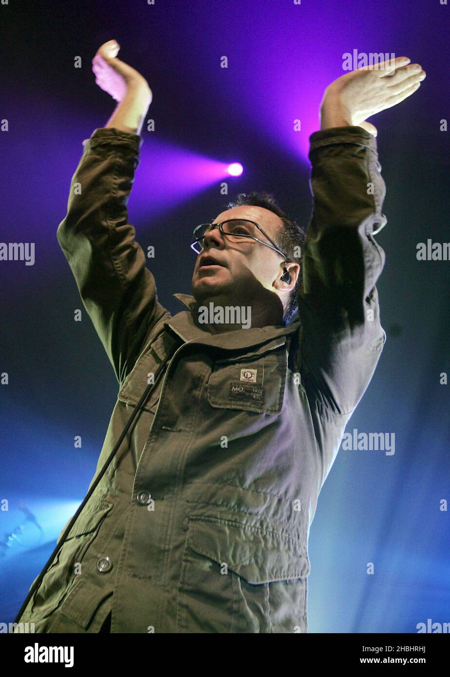 Jim Kerr del gruppo pop-rock scozzese Simple Minds esibisce dal vivo sul palco il loro ultimo album "Black & White 050505" all'Astoria il 13 febbraio 2006 a Londra. Foto Stock