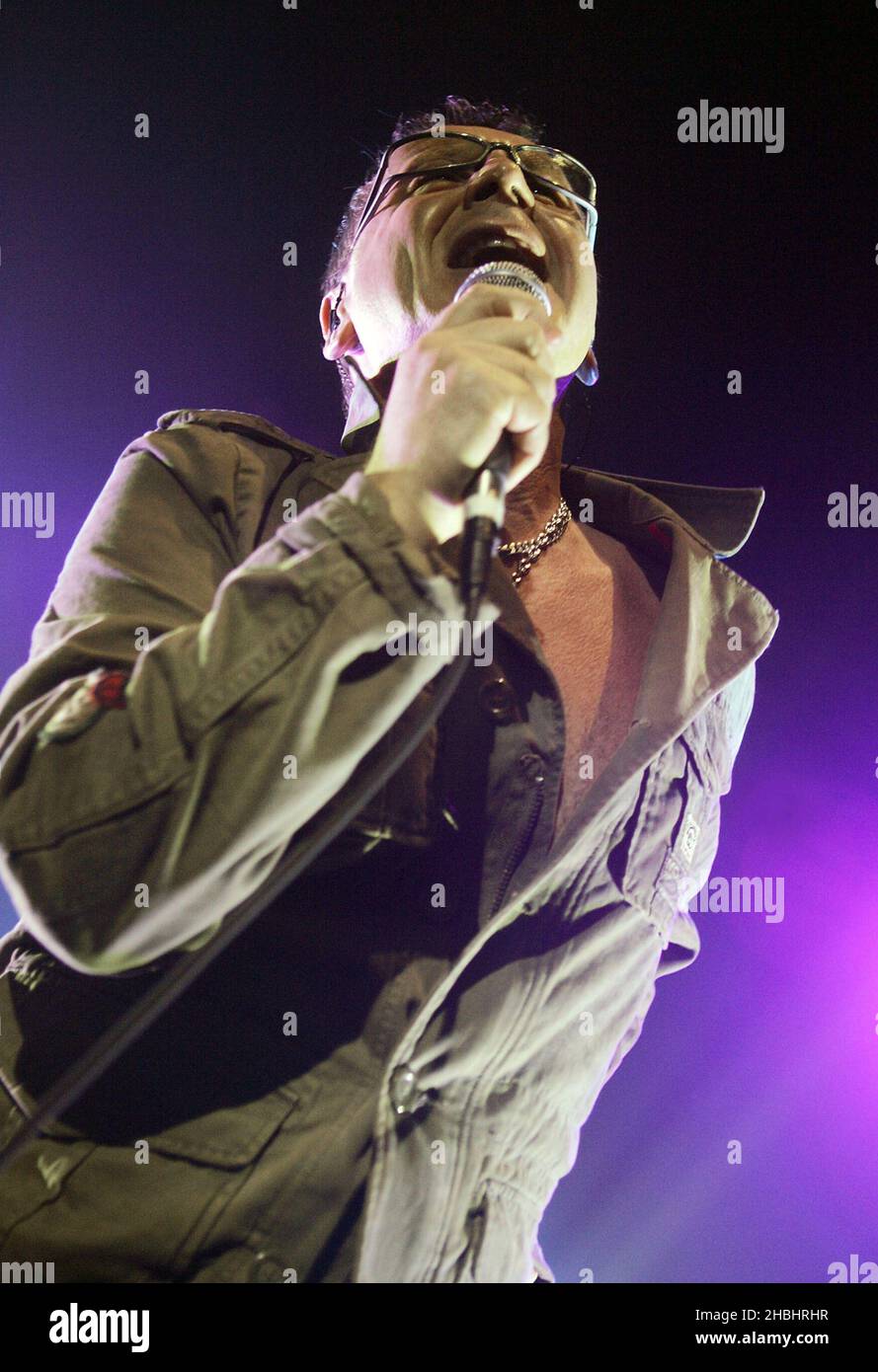 Jim Kerr del gruppo pop-rock scozzese Simple Minds esibisce dal vivo sul palco il loro ultimo album "Black & White 050505" all'Astoria il 13 febbraio 2006 a Londra. Foto Stock