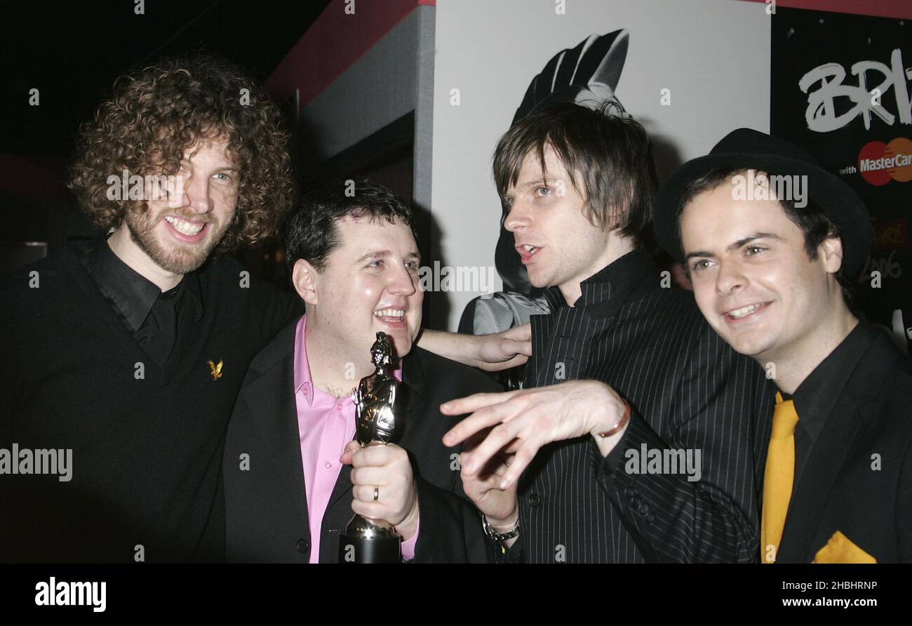 I Capi Kaiser e Peter Kay nella sala stampa al Brit Awards 2006 all'Earls Court, Londra. Foto Stock