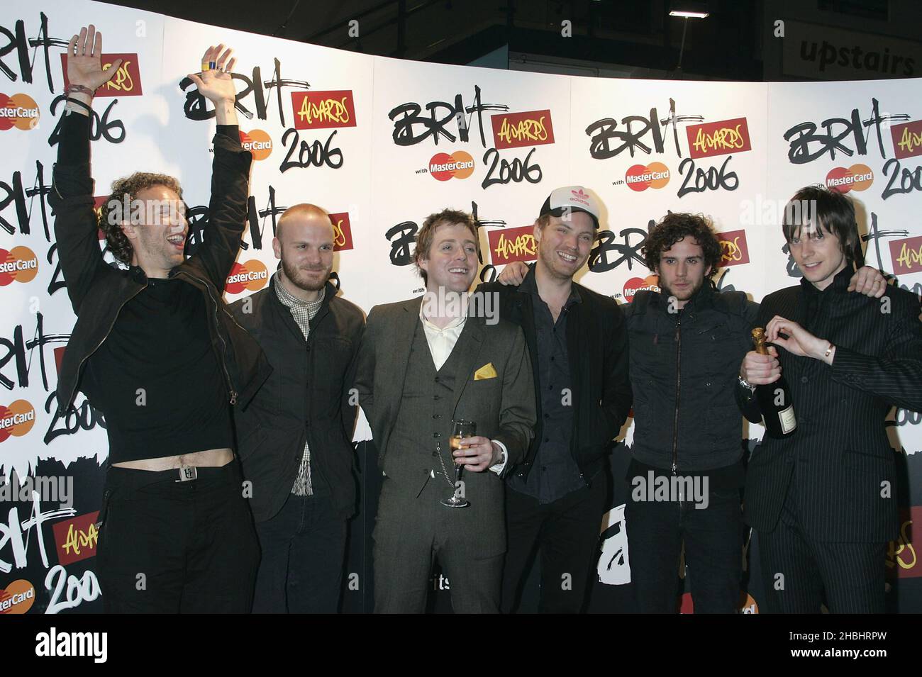 Chris Martin con i Capi Kaiser nella sala stampa al Brit Awards 2006 all'Earls Court di Londra. Foto Stock