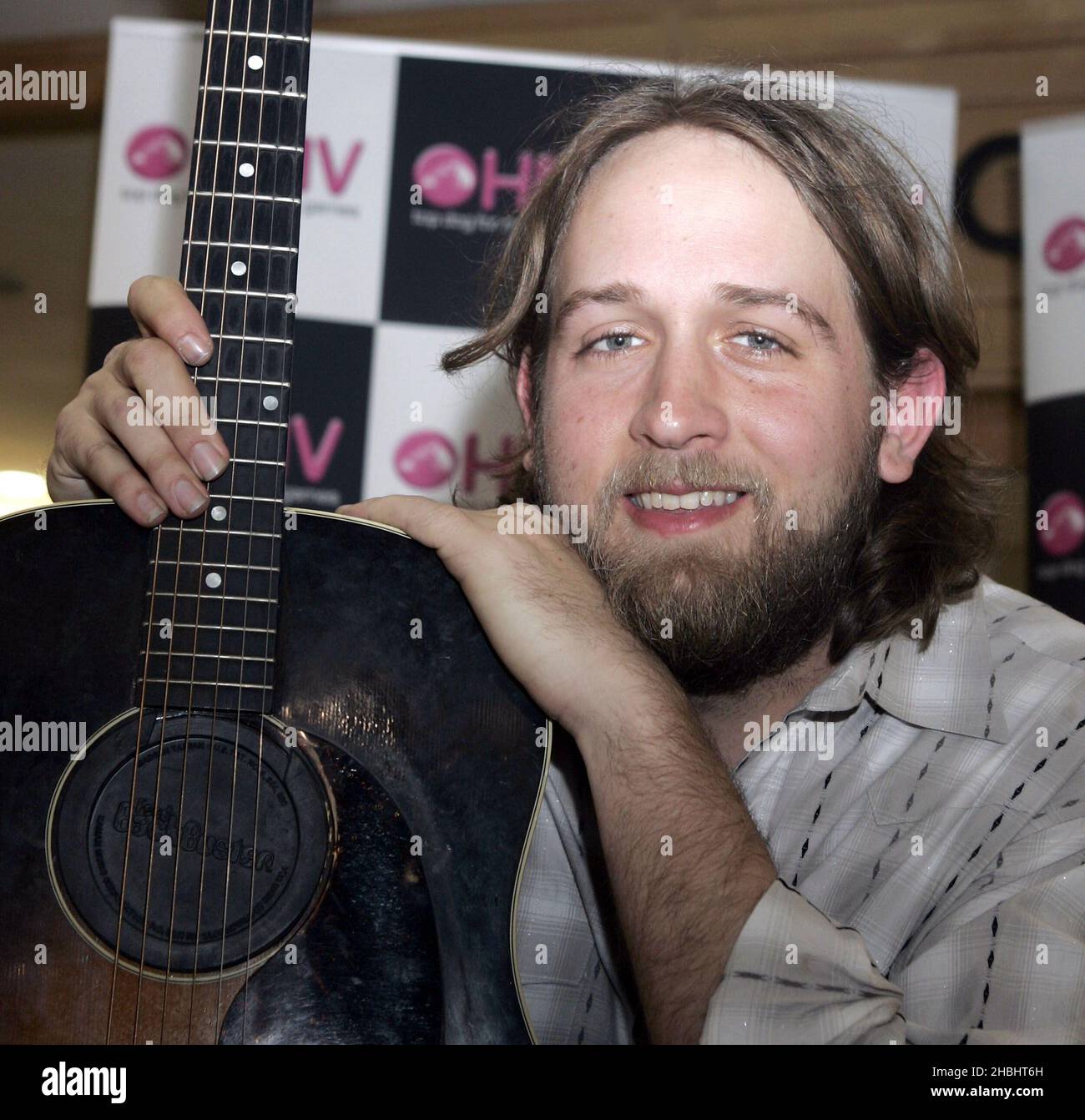 Il cantante texano Hayes Carll suona dal vivo sul palco e firma copie del suo ultimo album "Little Rock" all'HMV Oxford Street di Londra. Foto Stock