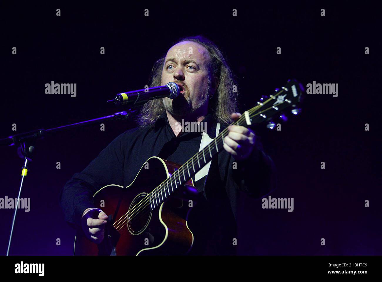 Bill Bailey si esibisce dal vivo sul palco al Teenage Cancer Trust Concert presso la Royal Albert Hall di Londra. Live. Mezza lunghezza. Foto Stock