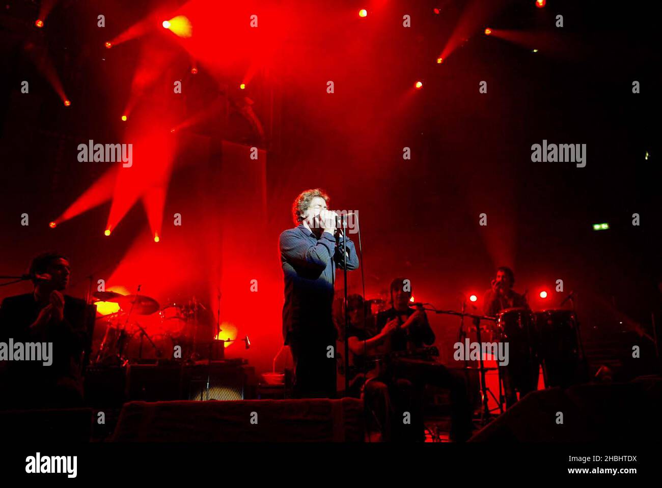 Roger Daltrey, Noel Gallagher, il chitarrista Oasis e Kelly Jones suonano dal vivo al Teenage Cancer Trust Concert presso la Royal Albert Hall di Londra. Live. Mezza lunghezza. Foto Stock