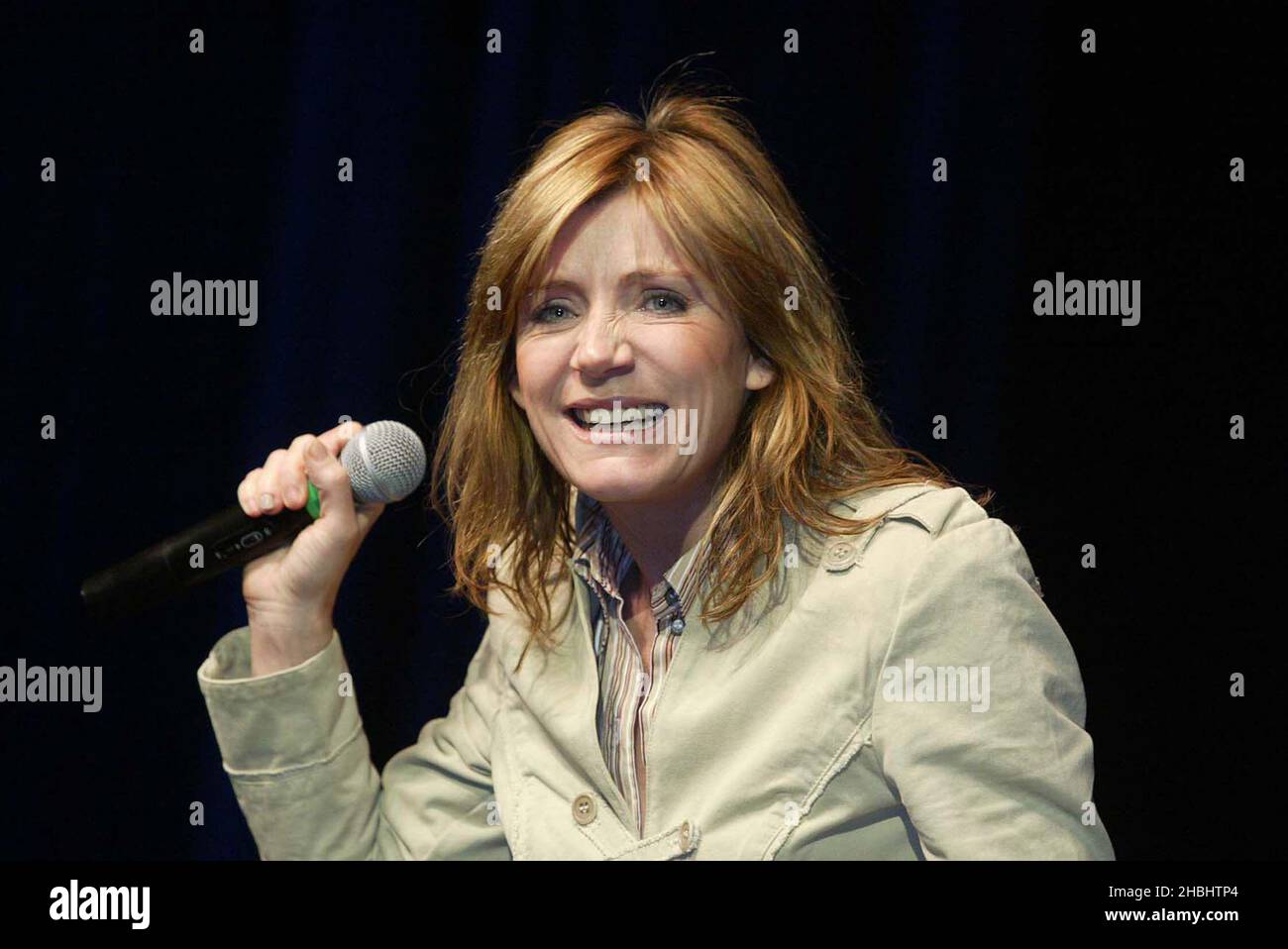 Michelle Collins ospita una grande lezione per i bambini della scuola al Wembley Conference Center. Foto Stock