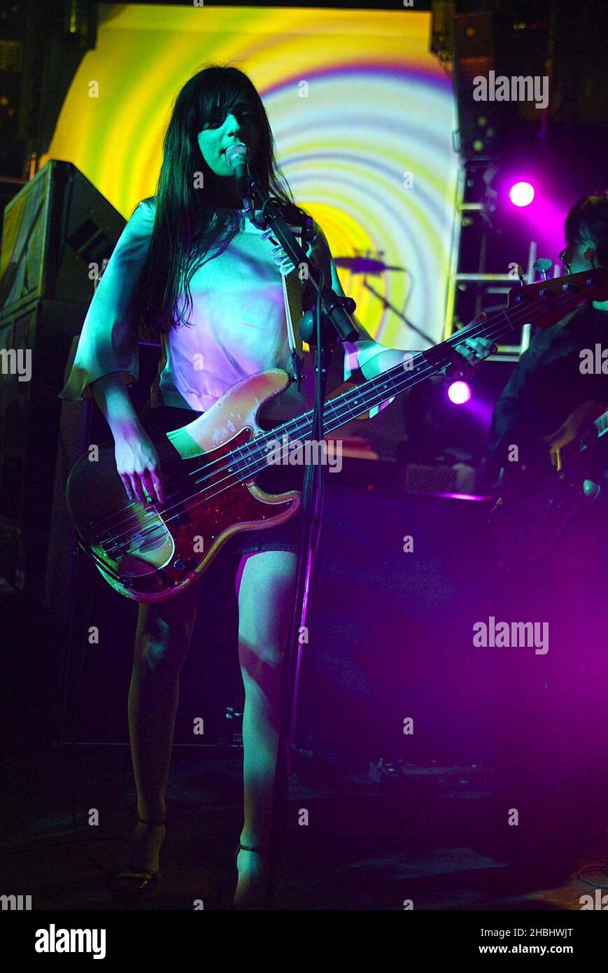 L'ex bassista Perfect Circle, Paz Lenchantin, si esibisce dal vivo sul palco con Zwan al Shepherds Bush Empire di Londra. Foto Stock