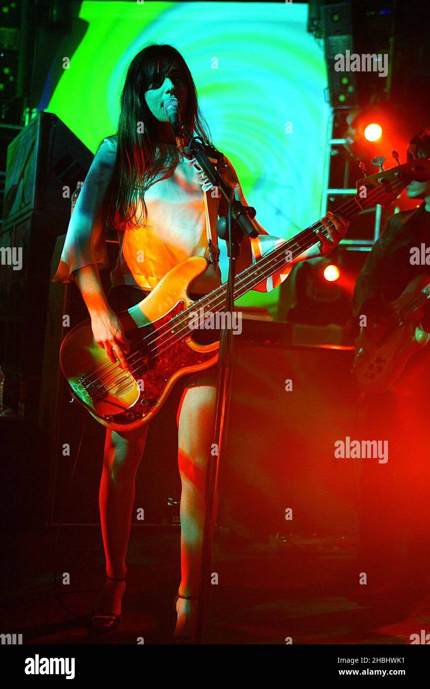 L'ex bassista Perfect Circle, Paz Lenchantin, si esibisce dal vivo sul palco con Zwan al Shepherds Bush Empire di Londra. Foto Stock