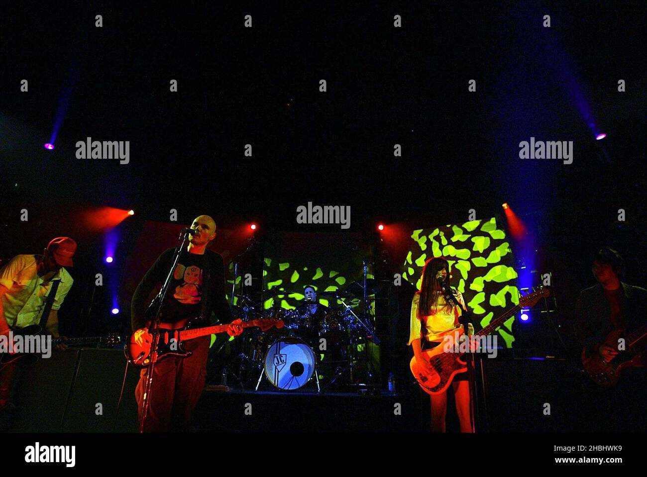 Zwan, ex Smashing Pumpkins cantante Billy Corgan, con una nuova band tra cui l'ex batterista Jimmy e il bassista di Perfect Circle, Paz Lenchantin, si esibiscono dal vivo sul palco al Shepherds Bush Empire di Londra. Foto Stock