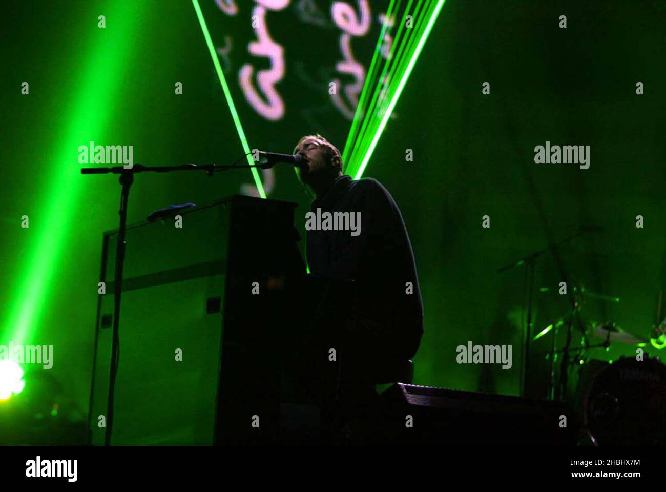Coldplay si esibisce dal vivo sul palco alle prove per i Brit Awards 2003 a Londra. A tutta lunghezza, pianoforte. Foto Stock