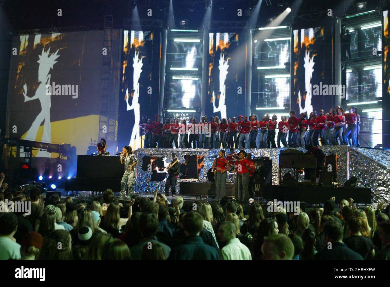La sig.ra Dynamite è in scena al Brit Awards 2003 all'Earls Court di Londra. Full length. Live Foto Stock