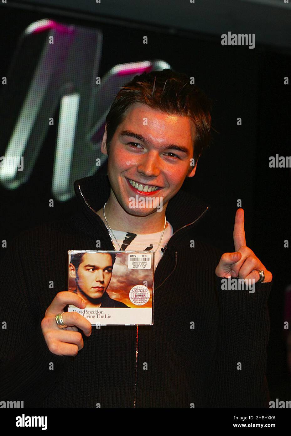 David Sneddon, vincitore della BBC Fame Academy, esegue il suo primo spettacolo dal vivo alle copie dei segni del suo singolo di debutto Stop Living the Lie alla HMV Records di Oxford Street London. Cantante di mezza lunghezza. Foto Stock