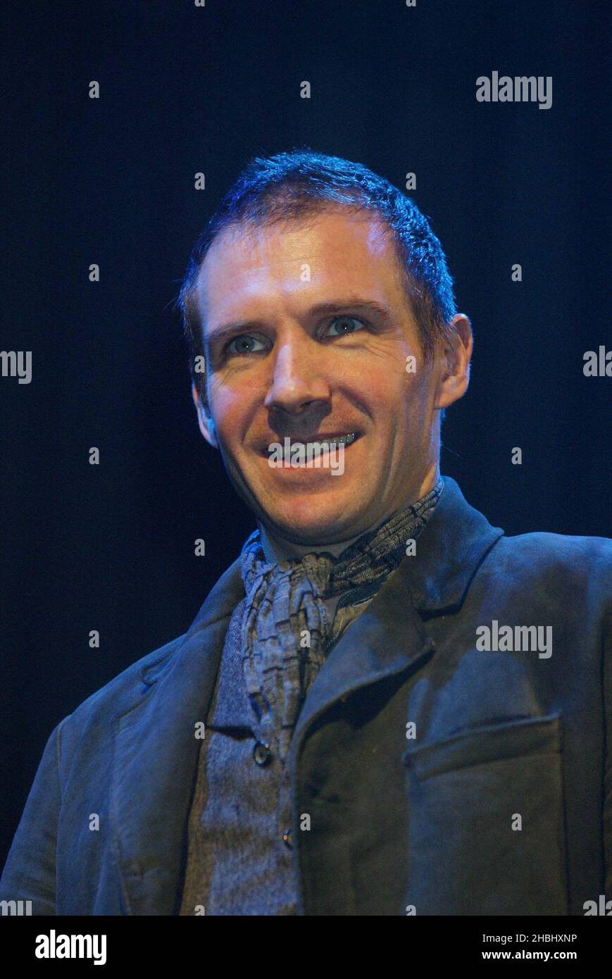 Ralph Fiennes si esibisce sul palco del Brand al Theatre Royal Haymarket di Londra. Colpo di testa. Foto Stock