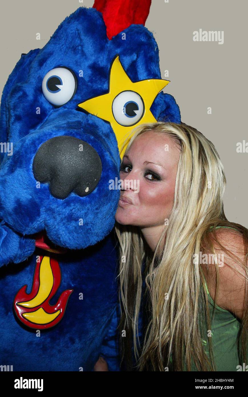Jennifer Ellison bacia Hot Dog dal backstage Fast Food Rockers al GAY Astoria London Foto Stock