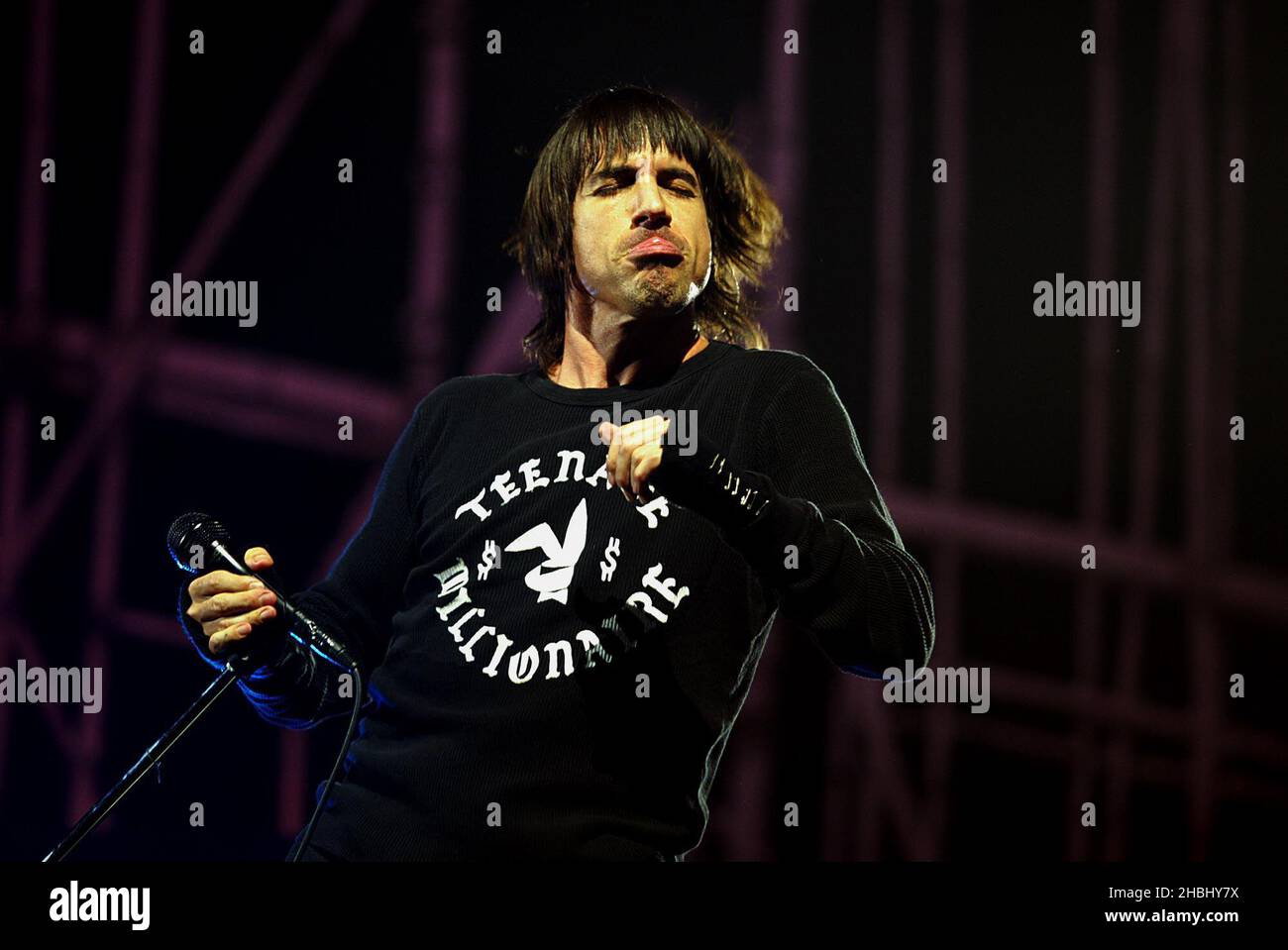 I Red Hot Chili Peppers si esibiscono dal vivo sul palco presso la London Arena. Occhi chiusi, divertente, espressione facciale, lingua. Foto Stock