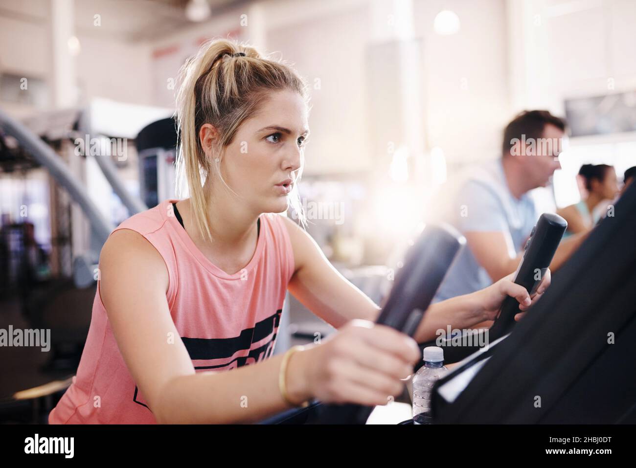 Utilizzare una macchina per esercizi, diventare una macchina per il fitness Foto Stock