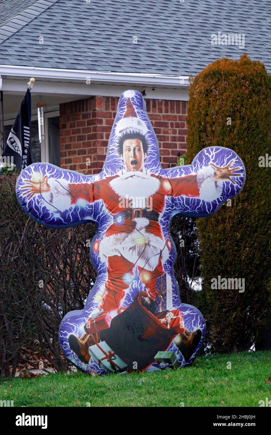 Un divertente Ferrell gonfiabile decorazione di Natale su un prato in Queens, New York City. Foto Stock