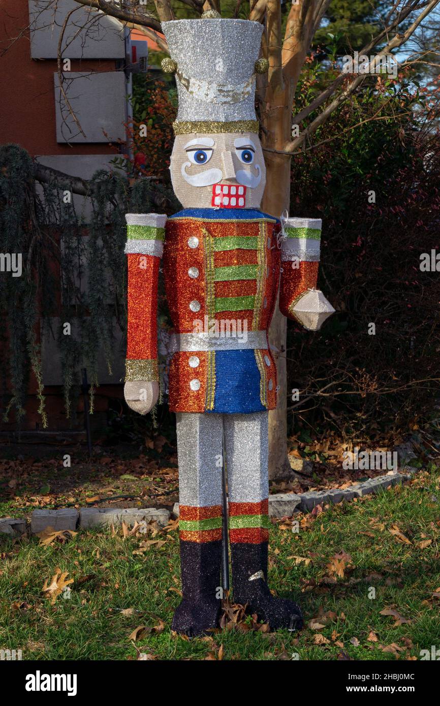 SOLDATO TOY DI NATALE. Un cortile è decorato con un soldato tradizionale nutcracker. A Malba, Queens, New York. Foto Stock