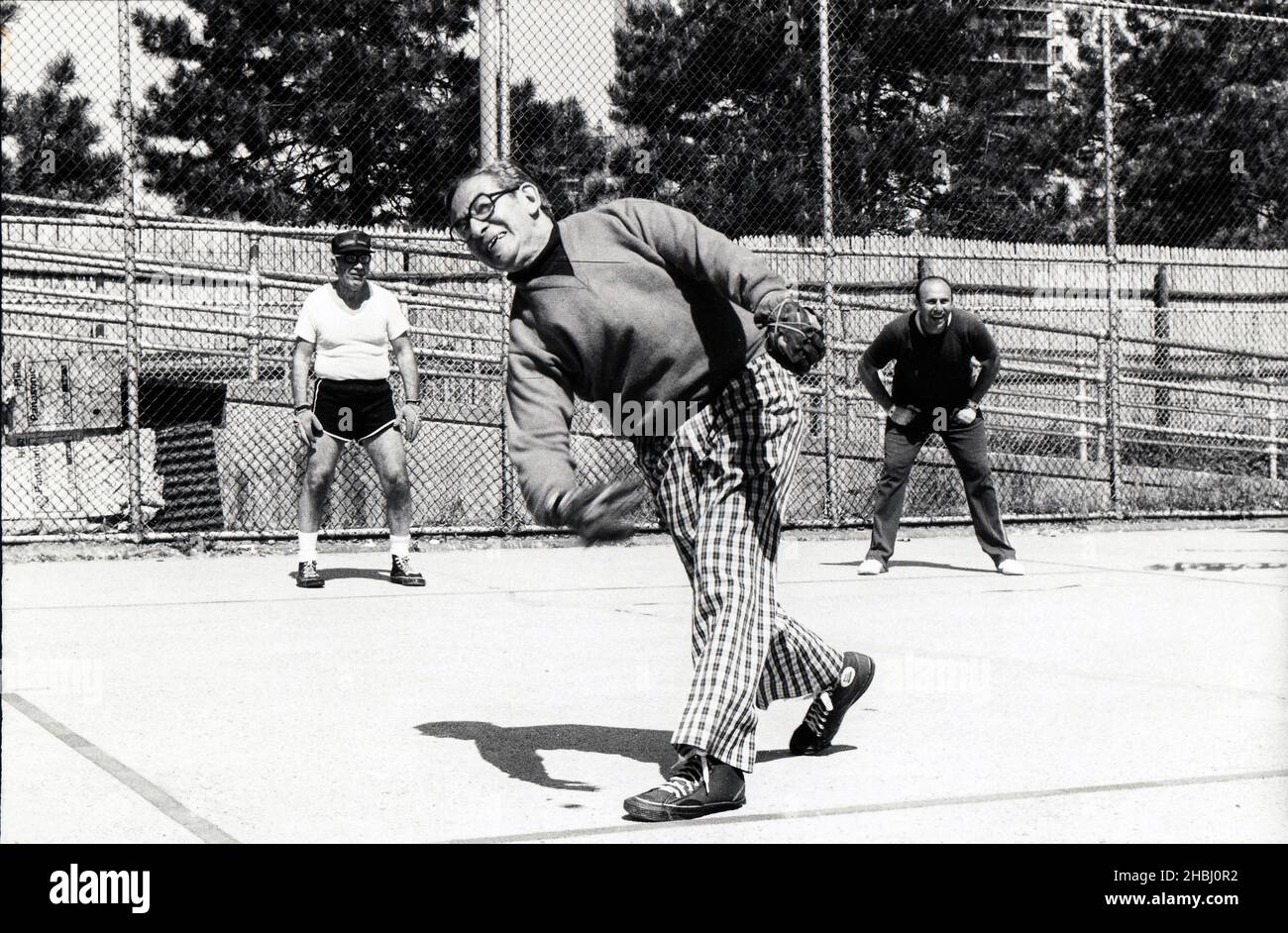 Uomini che giocano a pallamano doppio presso il famoso campo tra Surf Avenue e il lungomare di Brighton Beach, Brooklyn, New York City., 1982 Foto Stock