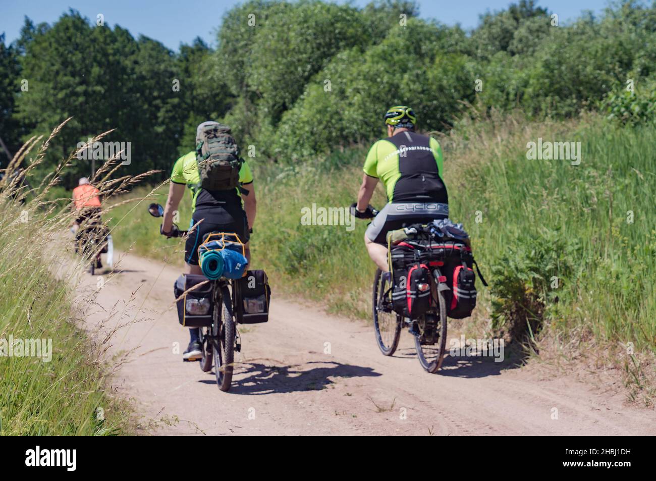 Regione di Kaliningrad, Russia, 13 giugno 2021. Un gruppo di cicloturisti. In bicicletta nei sobborghi. Gita in bicicletta. Foto Stock