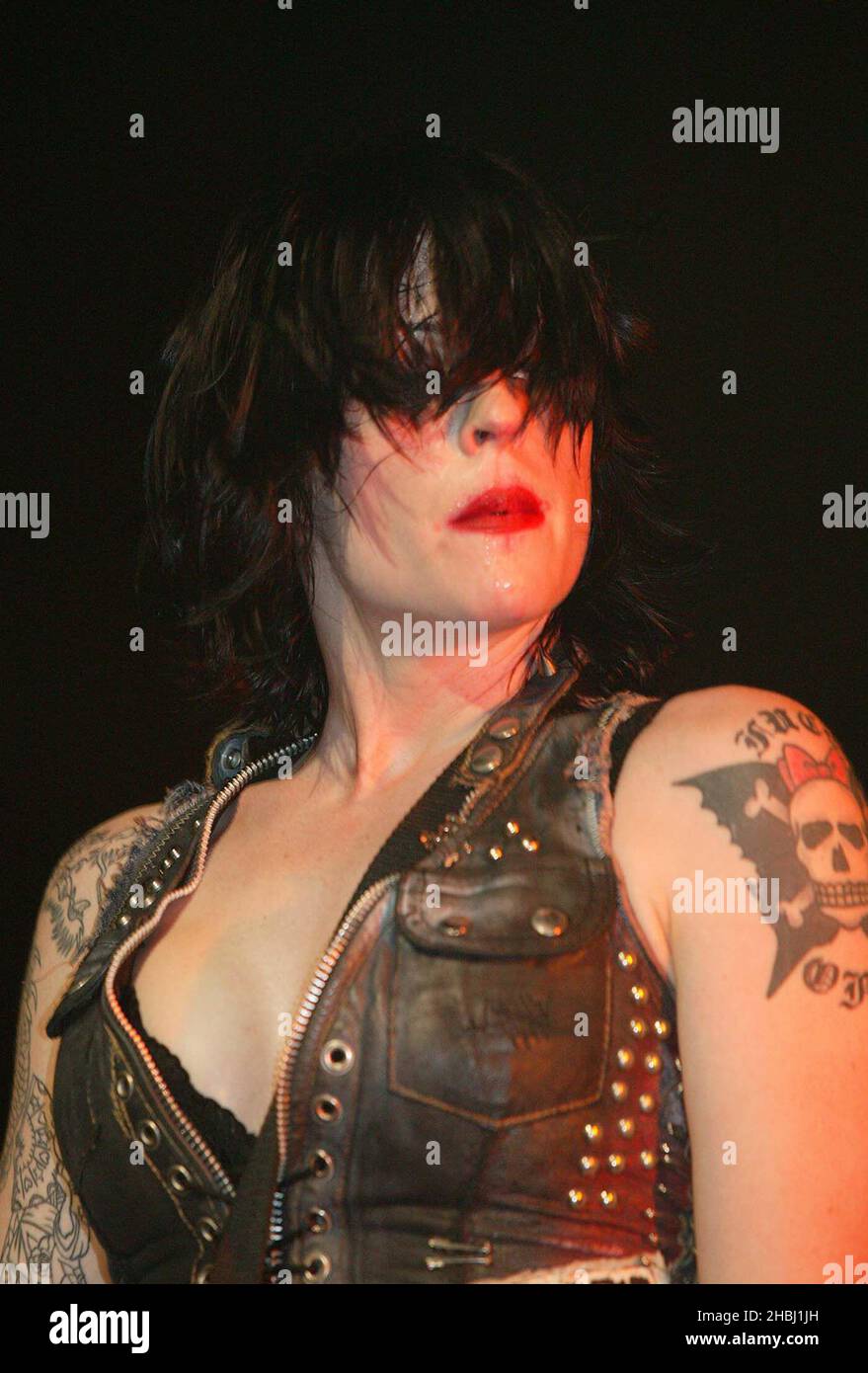 Brody dalle dei Distillers si esibiscono sul palco presso la Carling Brixton Academy di Londra. Il concerto fa parte di una serie di performance in vista dei NME Awards. Foto Stock