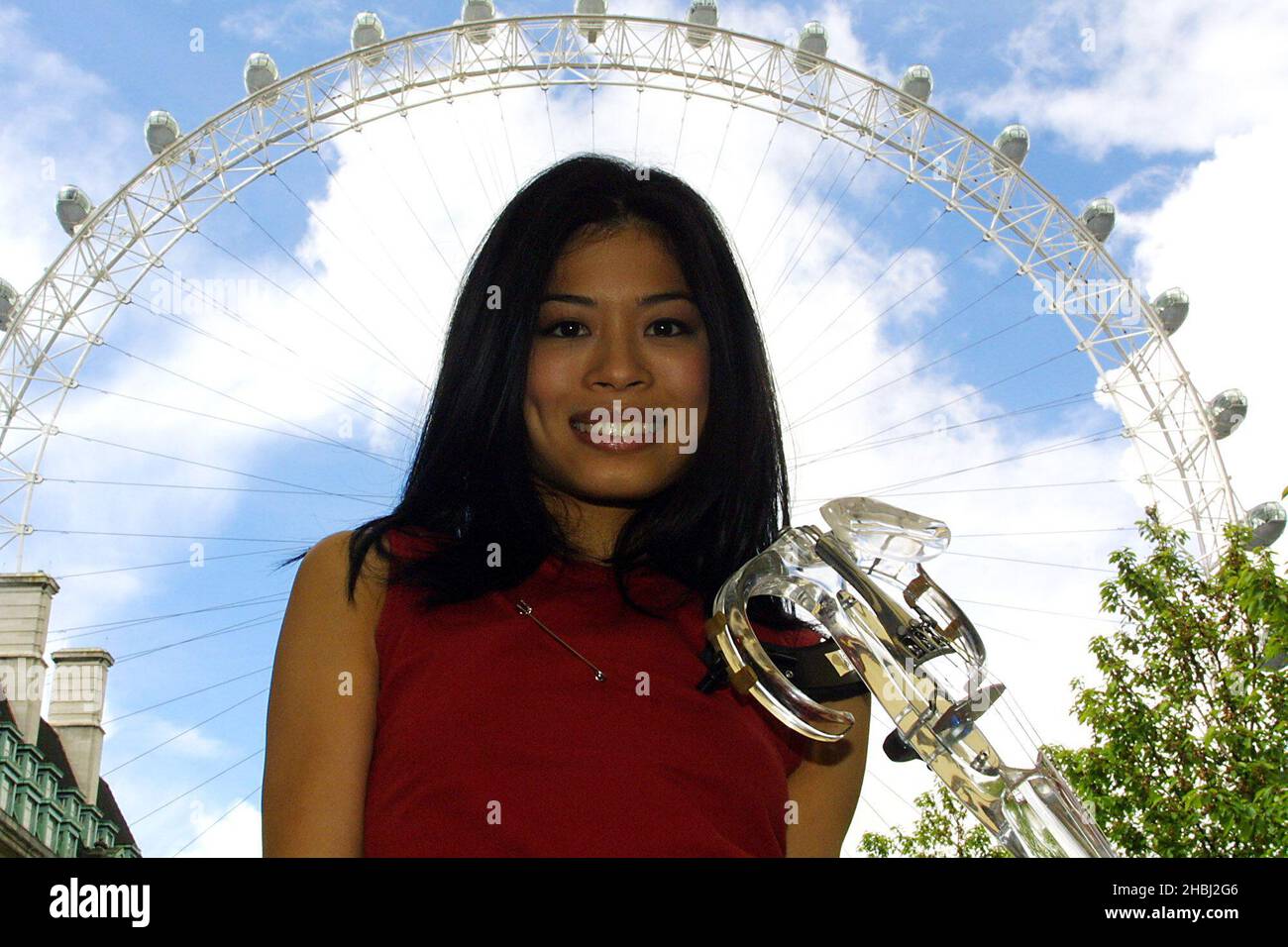 Vanessa Mae, il violinista internazionale di talento, ad una fotocall a Londra per la beneficenza per il benessere degli animali, rspca per contribuire alla raccolta di fondi per la loro iniziativa del ramo centrale di Londra 2001. Mezza lunghezza. Live Foto Stock