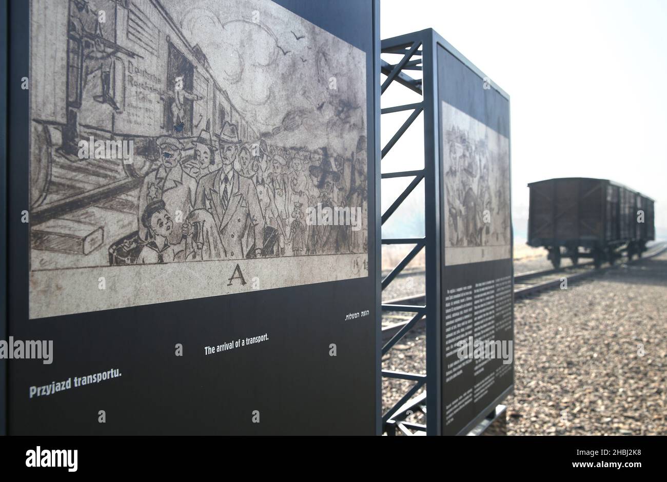 Oswiecim, Polonia. 20th Dic 2021. I disegni mostrano l'arrivo di un trasporto di prigionieri. I disegni di un autore sconosciuto fatti e nascosti in una bottiglia nel campo di Birkenau. Sono stati trovati nel 1947. Judenrampe - rampa ferroviaria e carrozza. E 'stato utilizzato per scaricare le carrozze ferroviarie (principalmente merci), in cui i nazisti tedeschi trasportano i trasporti di prigionieri - principalmente ebrei - dall'Europa occupata. L'ex campo di concentramento e sterminio nazista di Auschwitz II Birkeanu a Oswiecim un mese prima del 77th anniversario della liberazione. La più grande concentrazione nazista tedesca ed estro Foto Stock