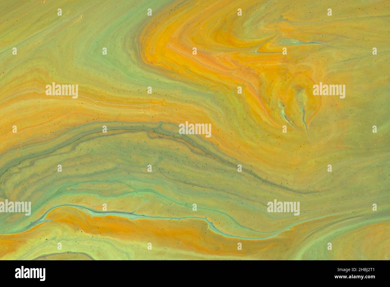 Astratto fluido arte sfondo arancione e verde colori. Marmo liquido. Pittura acrilica con sfumatura di olive e spruzzi. Sfondo acquerello giallo Foto Stock