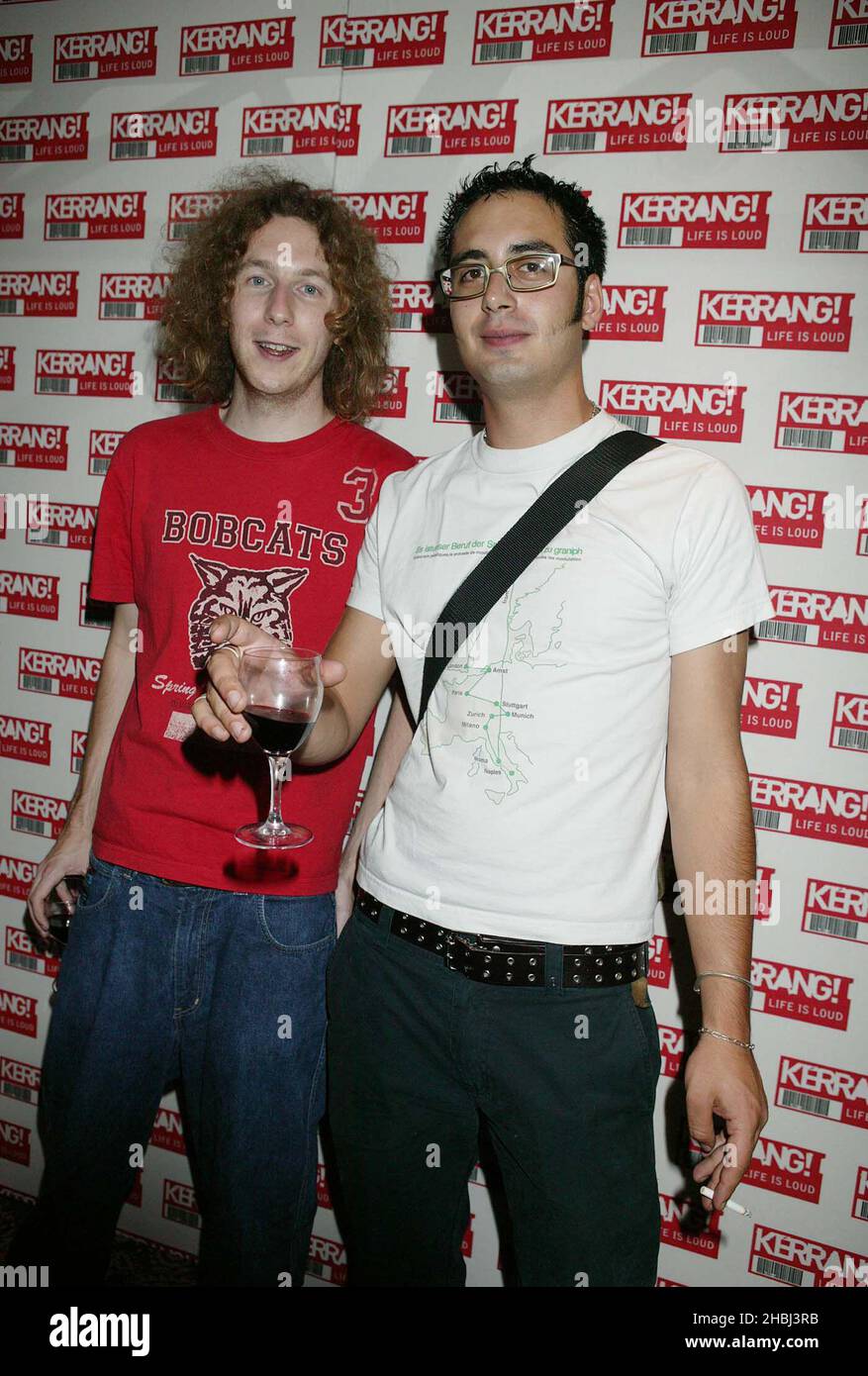 Cento motivi partecipa al Kerrang Awards 2003 al Royal Lancaster Hotel di Londra. Bere Foto Stock