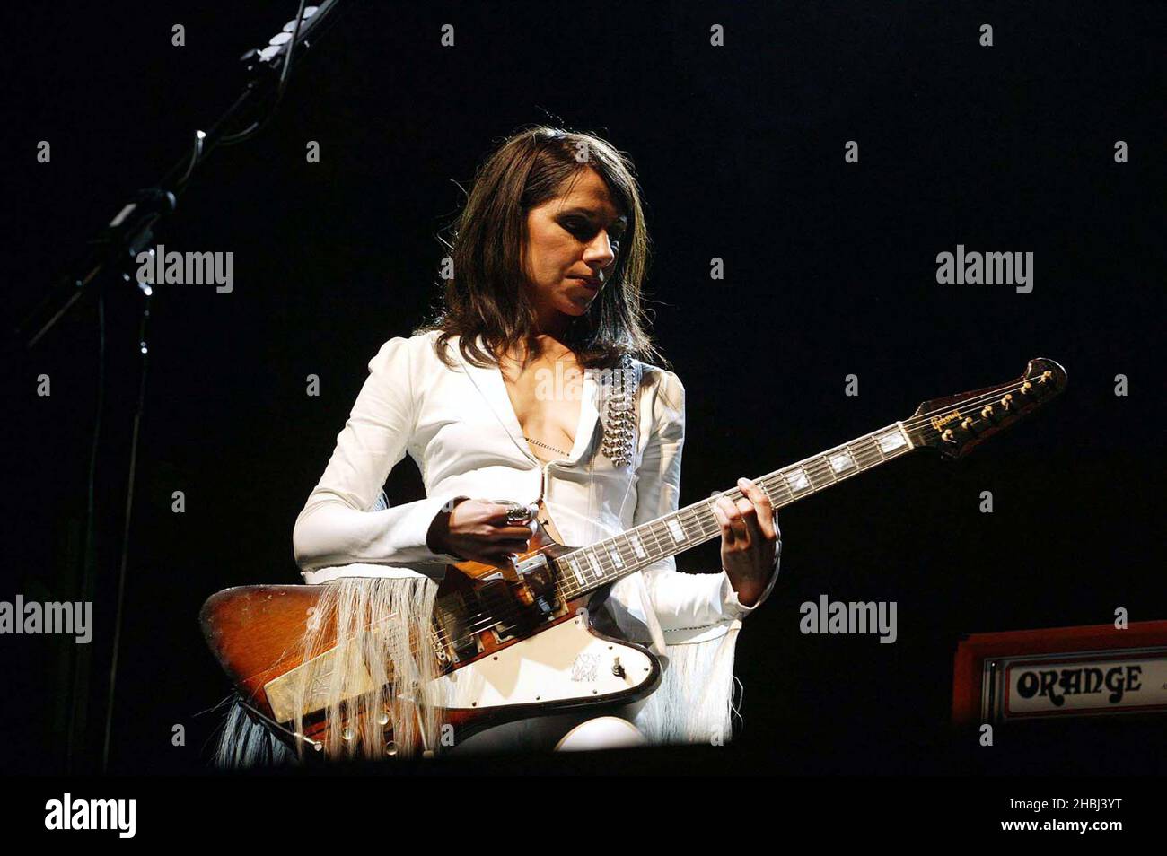 PJ Harvey suona dal vivo sul palco alla Tate Modern Gallery di Londra. Foto Stock