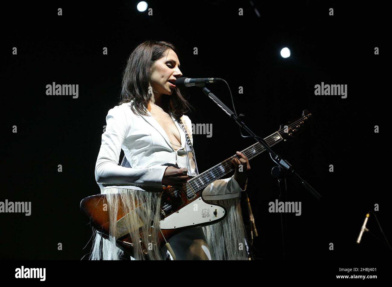 PJ Harvey suona dal vivo sul palco alla Tate Modern Gallery di Londra. Foto Stock