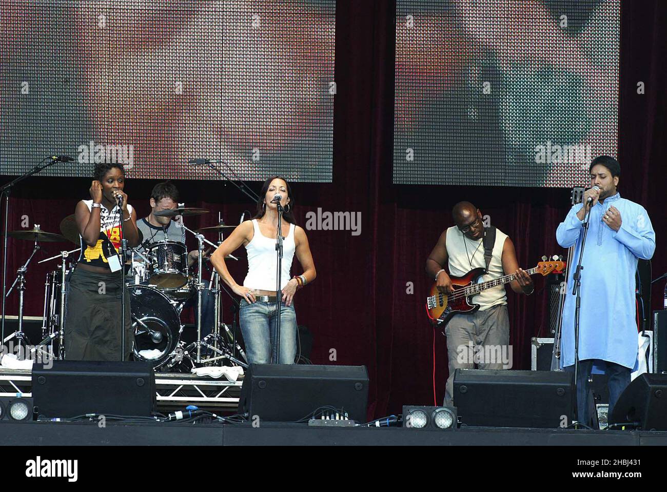 Nitin Sawhney si esibisce dal vivo sul palco al Trafalgar Square Live 2003 Totally London . Foto Stock