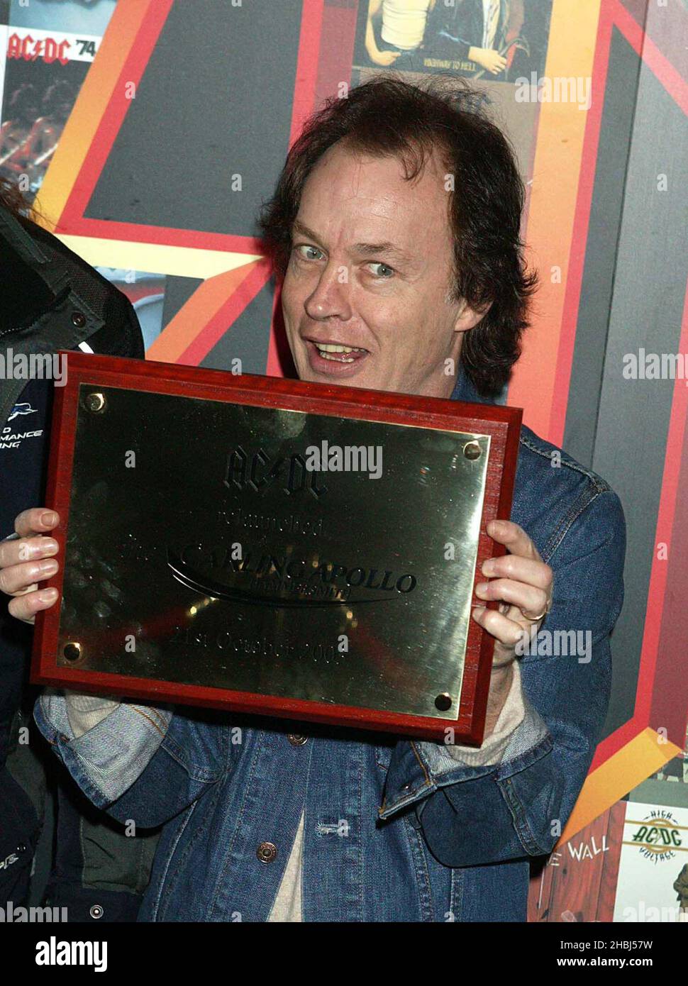 Chiamata fotografica ACDC alla conferenza stampa al Hammersmith Apollo. Angus Deaton con premio Foto Stock