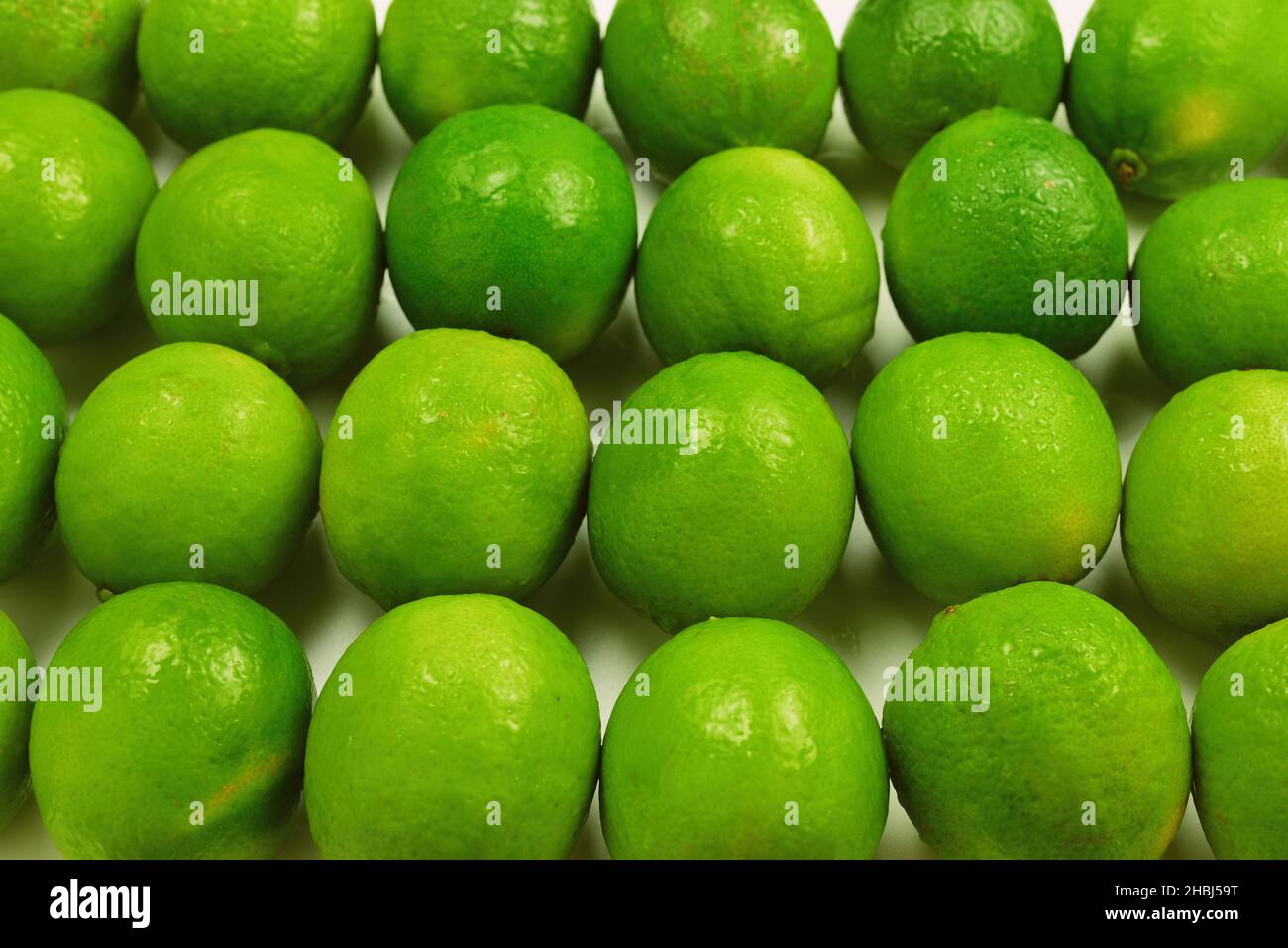 Molti lime fresche su sfondo bianco. Foto Stock