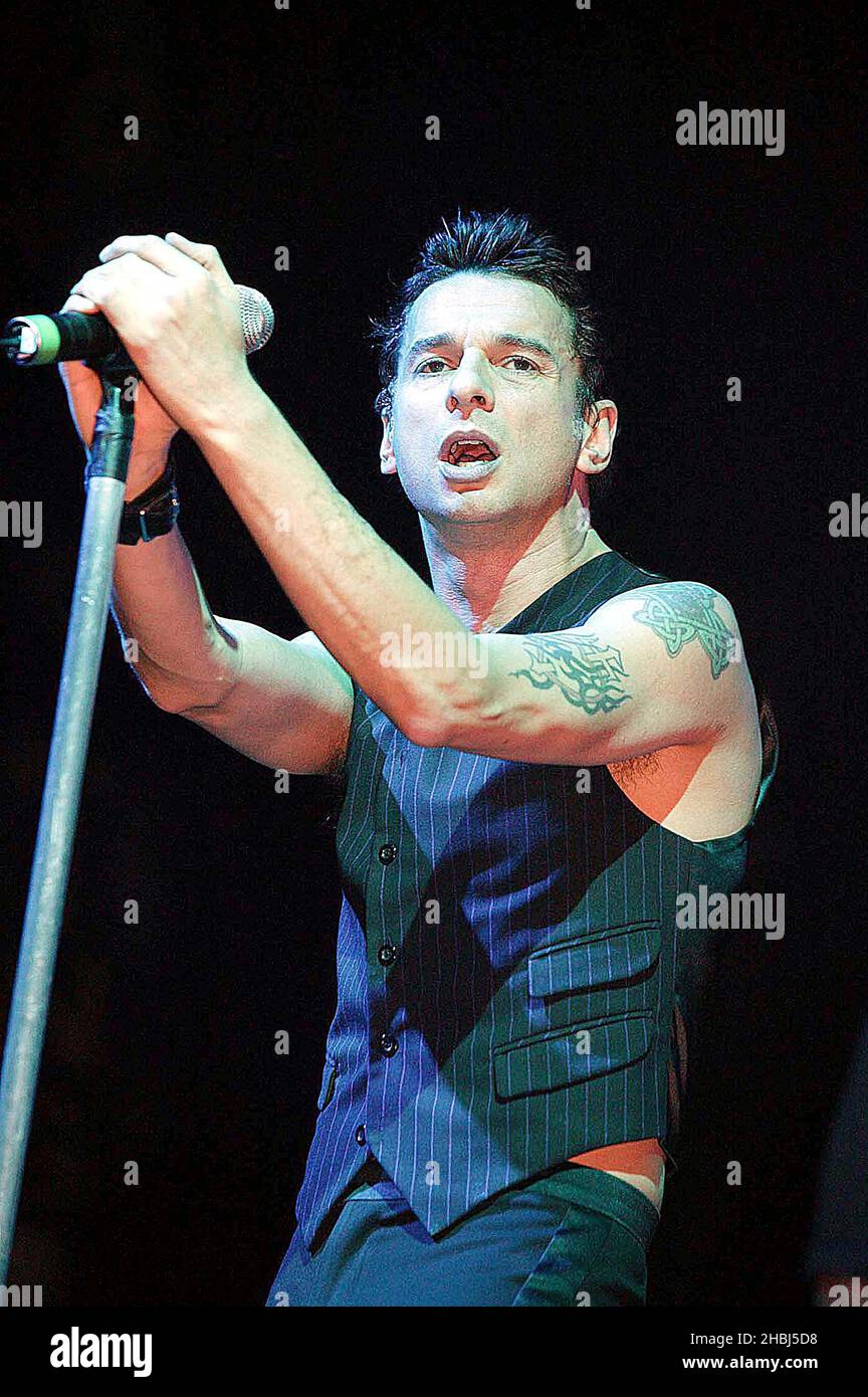 Dave Gahan di Depeche Mode si esibisce dal vivo sul palco solista all'Hammersmith Apollo di Londra. Foto Stock