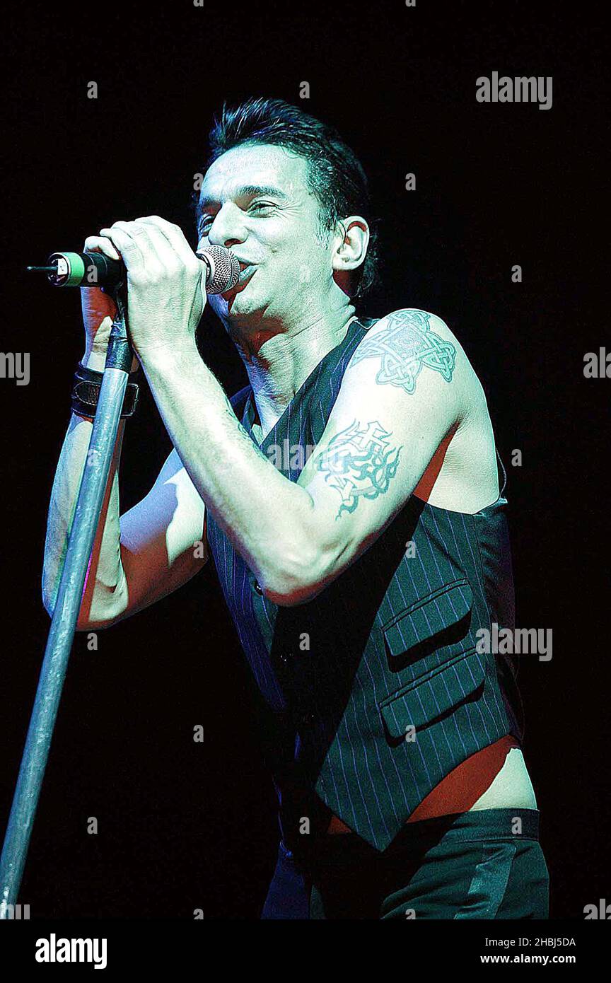 Dave Gahan di Depeche Mode si esibisce dal vivo sul palco solista all'Hammersmith Apollo di Londra. Foto Stock