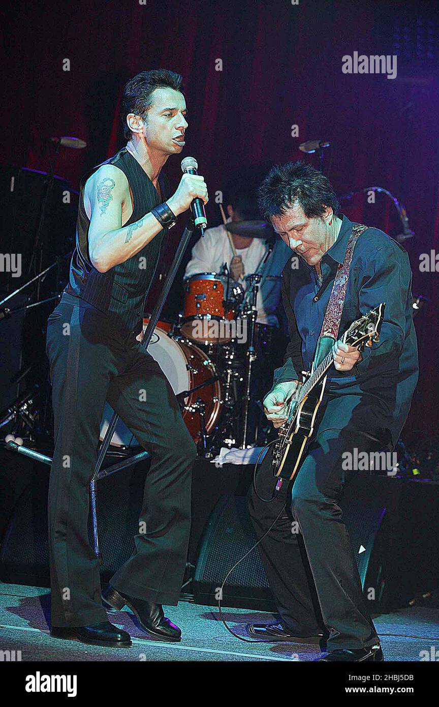 Dave Gahan di Depeche Mode si esibisce dal vivo sul palco solista all'Hammersmith Apollo di Londra. Foto Stock